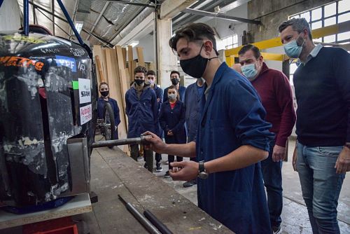 Estudiantes marplatenses competirán con un auto eléctrico desarrollado por ellos mismos