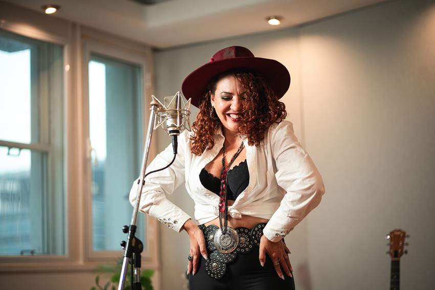 PAULA MORENA SIGUE PRESENTANDO SU SINGLE «SENTIRTE DE NUEVO»