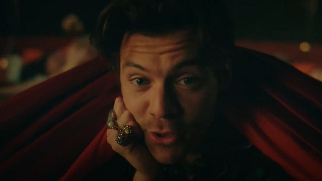 HARRY STYLES presenta el video oficial de LATE NIGHT TALKING