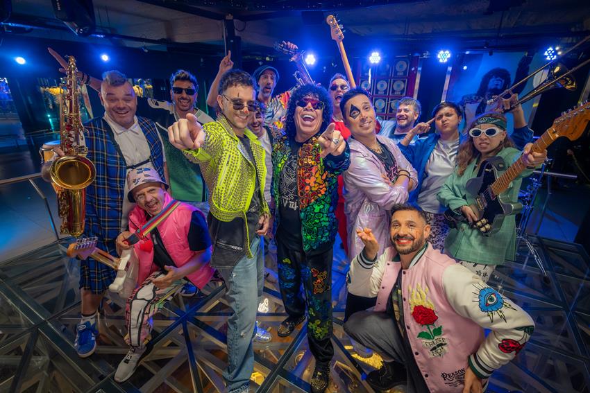LOS CALIGARIS Y LA MONA JIMENEZ REVERSIONAN EL CLÁSICO DE LA BANDA «TODOS LOCOS»