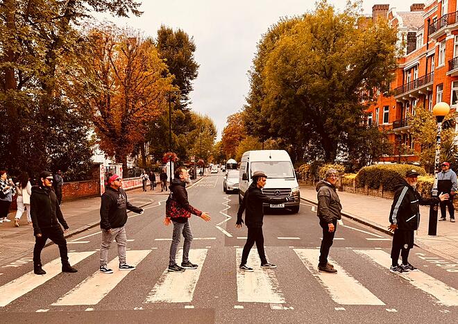 KAPANGA RECREÓ EN LONDRES LA TAPA DE SU ICÓNICO DISCO «UN ASADO EN ABBEY ROAD»