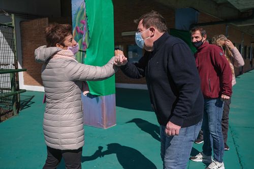  Artista local pintó un mural en la Pista de Atletismo