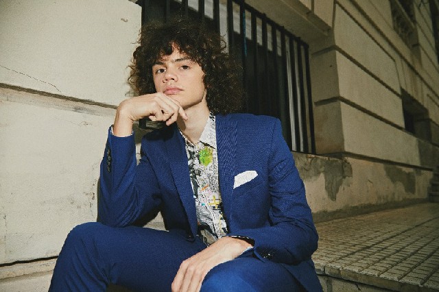 JOAQUIN BRESSAN lanza «Caza de muñecas» nuevo single y videoclip de su álbum debut.