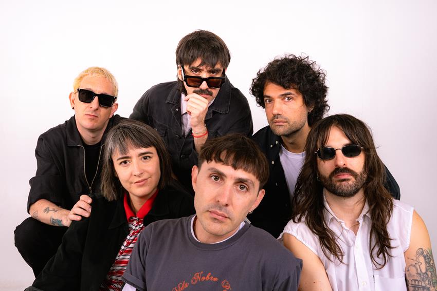 MI AMIGO INVENCIBLE CELEBRA EL AMOR CON UN SHOW FRENTE AL MAR