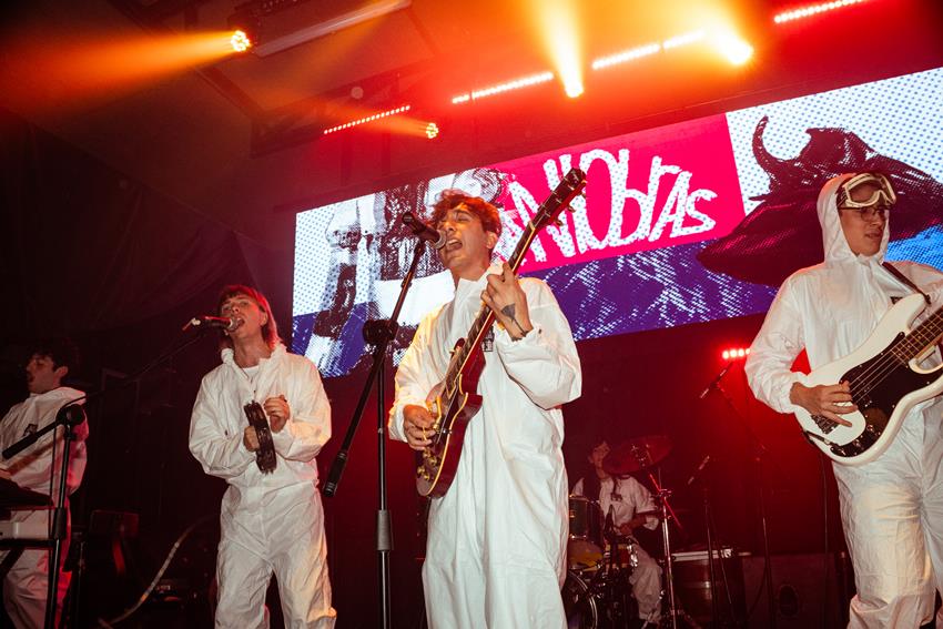 PRESENTACIÓN EN VIVO DE «PARAFICCIONES» DISCO DEBUT DE LA BANDA  MARPLATENSE MANIOBRAS.