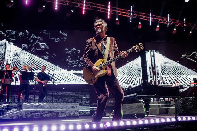 FITO PAEZ VIBRÓ JUNTO A MILES DE FANÁTICOS EN EL ESTADIO POLIDEPORTIVO