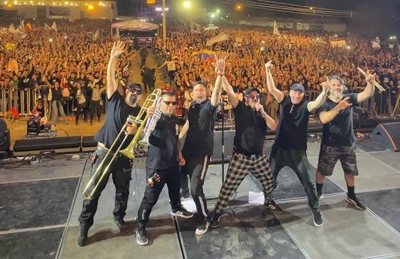 Furor en México con LOS CALZONES. La banda tocó ante una multitud en el festival SKATEX 2024.