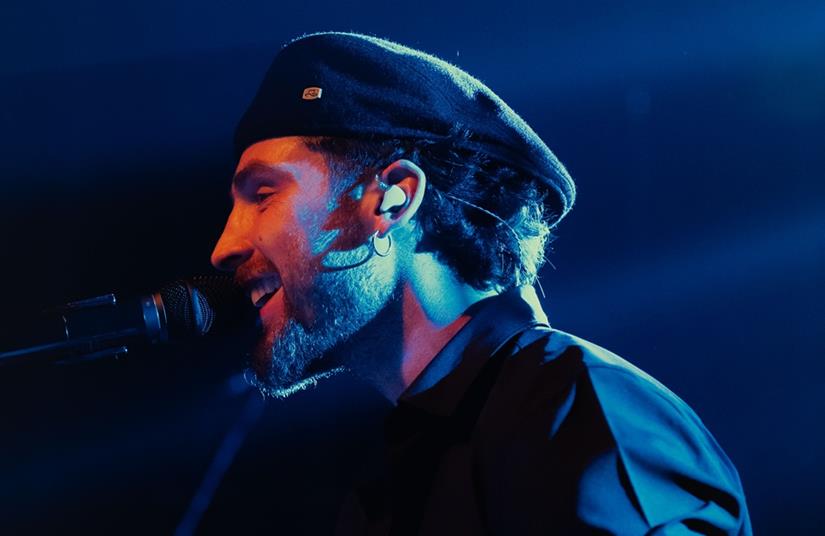 MAXI ESPINDOLA PRESENTA DOS SINGLES INÉDITOS EN VIVO