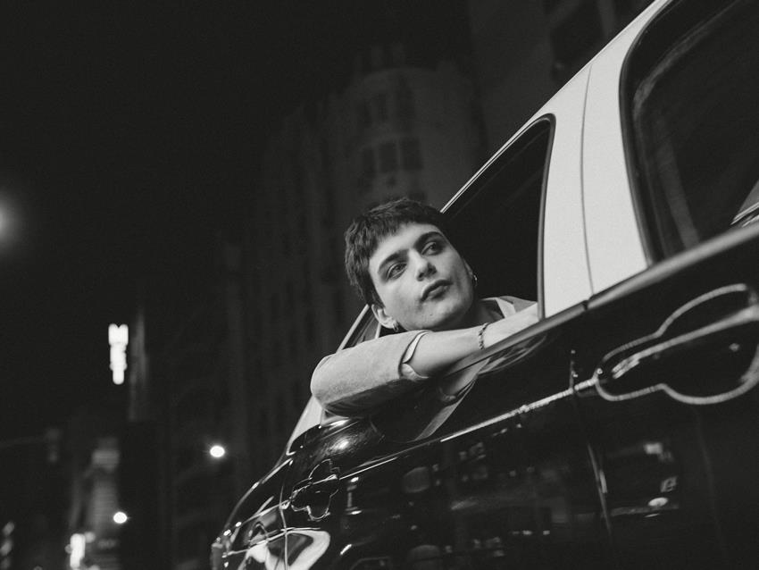 JOACO BURGOS ESTRENA «PODER» UNA ODA A BUENOS AIRES CON EL AVAL DE LAS LEYENDAS DEL ROCK