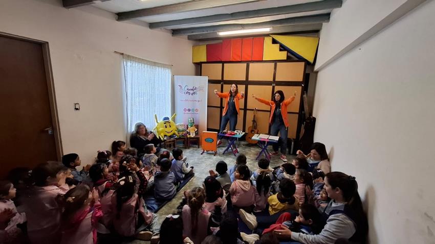 El Jardín Juanito Bosco recibió sus cepillos de la mano de música y diversión