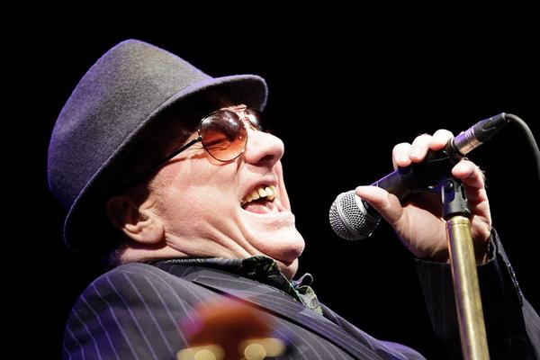 VAN MORRISON lanzó su nuevo single LOVE SHOULD COME WITH A WARNING