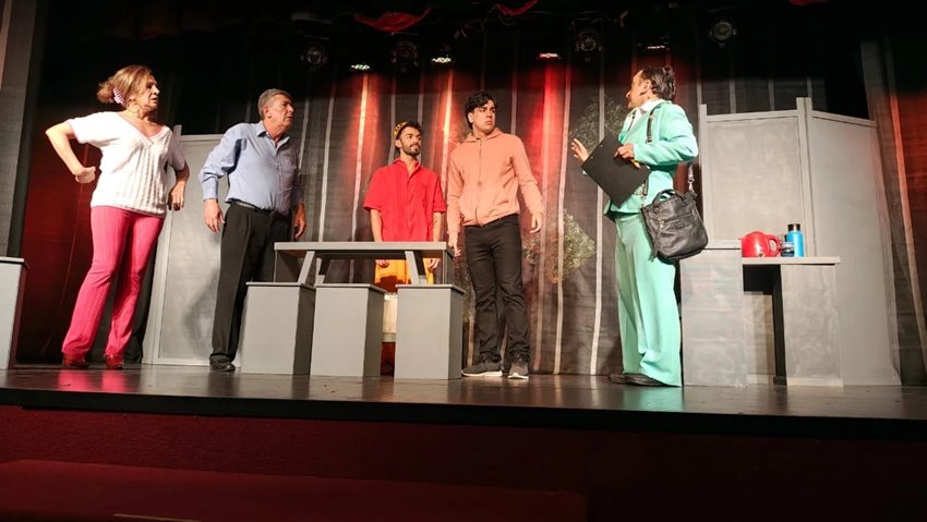 Leia «Vacas Sagradas» una comedia provocadora, divertida y profundamente humana.