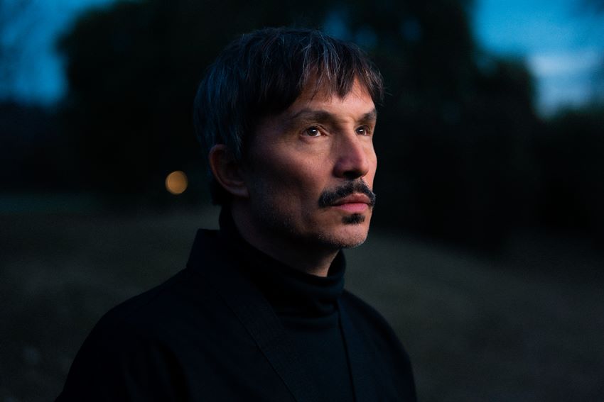 EMMANUEL HORVILLEUR PRESENTA «SALVADOR» UNA NUEVA BÚSQUEDA ENTRE LO TERRENAL Y LO MÍSTICO