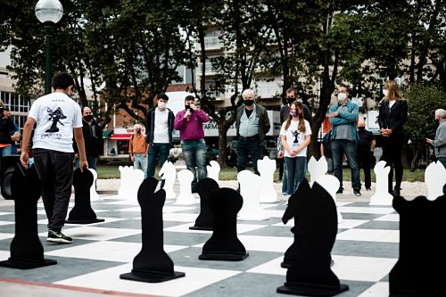  Las partidas de ajedrez en el tablero gigante vuelven a la Plaza San Martín