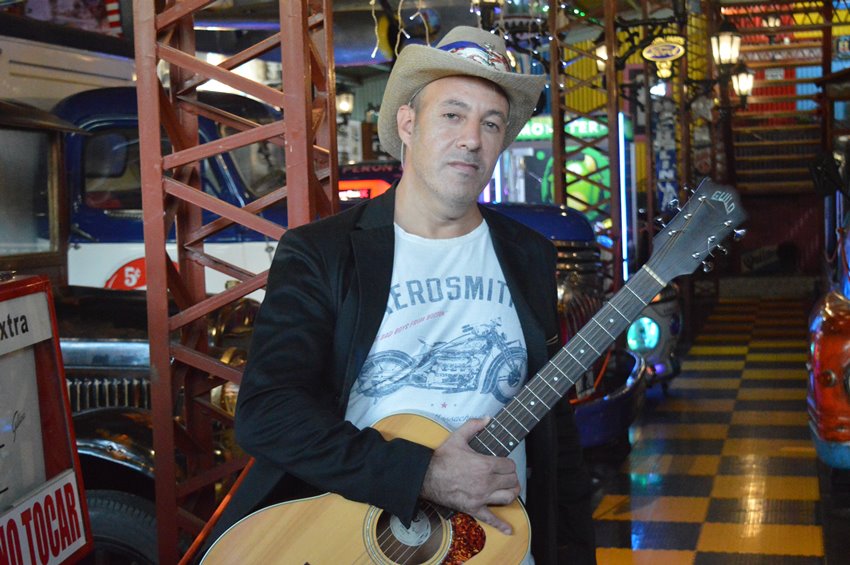 Leo Bruno presenta su música en el Teatro Abel Santa Cruz.