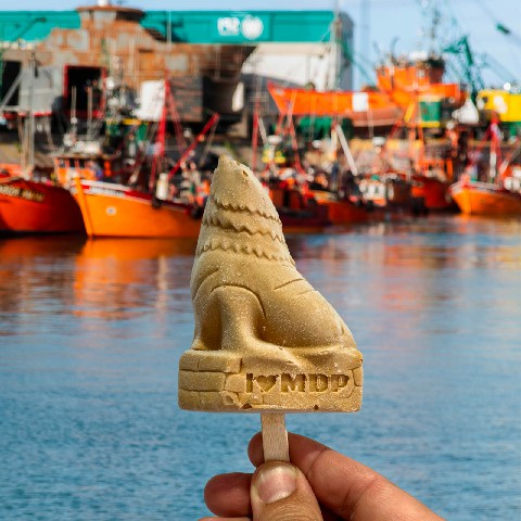 Una heladería celebra los 150 años de Mar del Plata con el lanzamiento del «Palito Lobito»