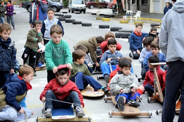 ORGANIZAN UNA CARRERA DE CARRITOS A RULEMANES PARA NIÑOS