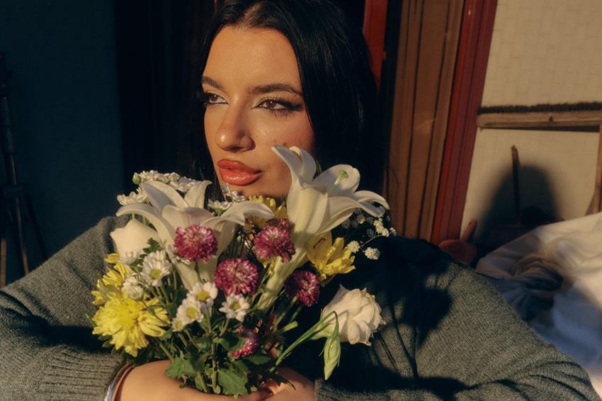 LUZ GAGGI ESTRENA SU NUEVA CANCIÓN «FLORES»