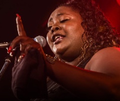 TORRES DE MANANTIALES PRESENTA «CRYSTAL THOMAS» EN BAJO TIERRA.