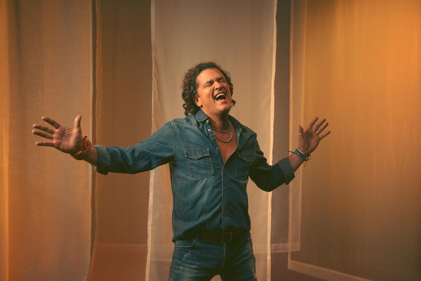 Carlos Vives vuelve a dedicar canciones: «Te Dedico» el inicio de una nueva era
