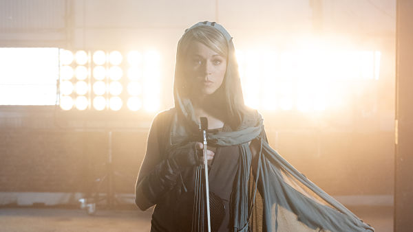 Lindsey Stirling y Mako se unen en el emotivo nuevo single Lose You Now