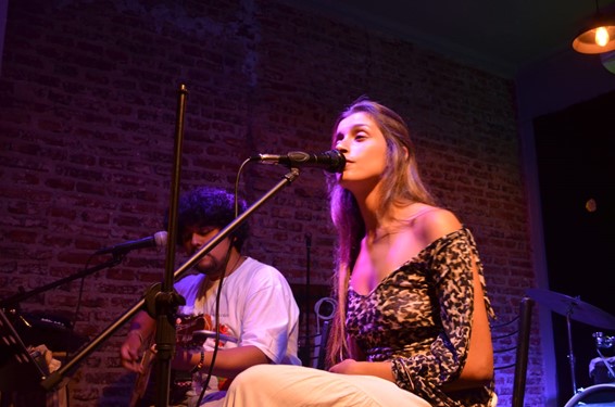 LA CANTAUTORA MORENA GIANONI LLEGA A DICKENS PUB