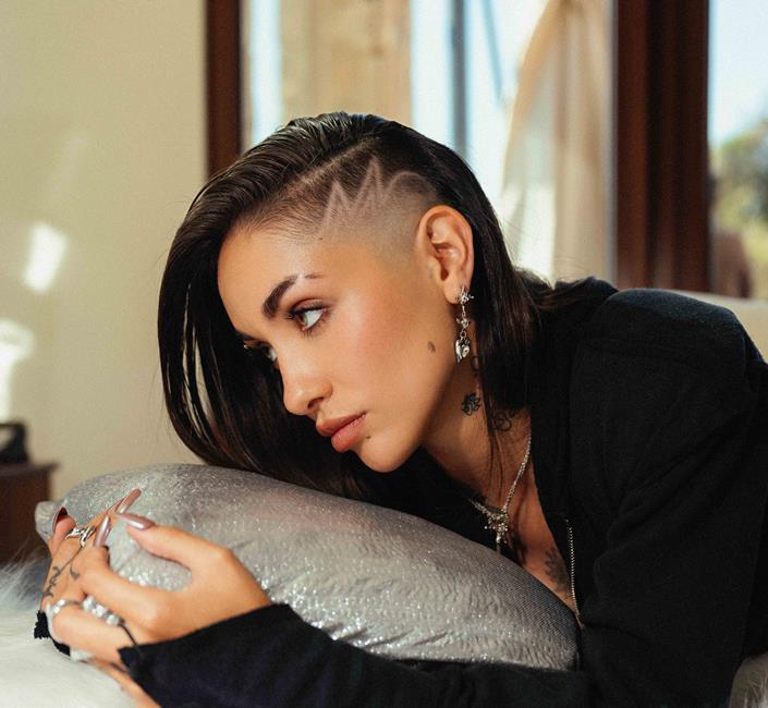 MARIA BECERRA VUELVE AL REGGAETON CON «QUÉ GANAS DE COMERTE»