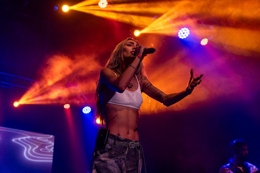 SOFIA MORA PRESENTA  SU NUEVO SINGLE Y VIDEOCLIP «ES MÁS SIMPLE»