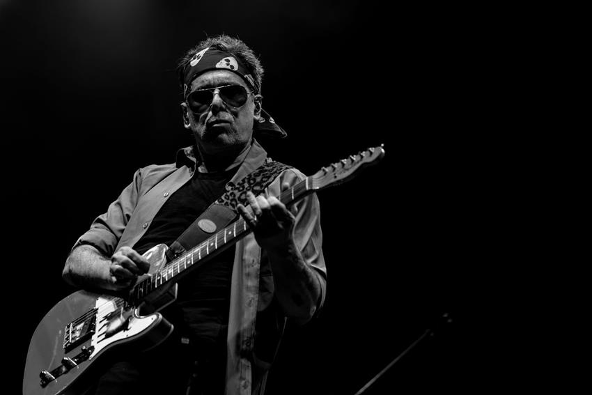 EL SALMON VUELVE «COMO CANTOR» AL MAR: ANDRES CALAMARO EN MAR DEL PLATA