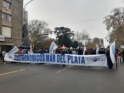 Gastronómicos se manifestaron frente al Municipio 