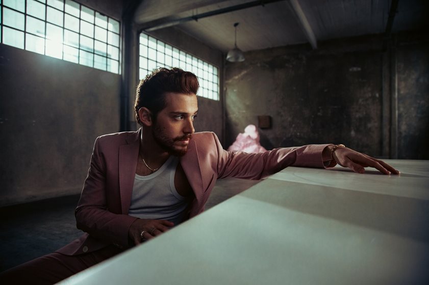 Ruggero presenta su nuevo single y videoclip «Mil kilos de cemento»