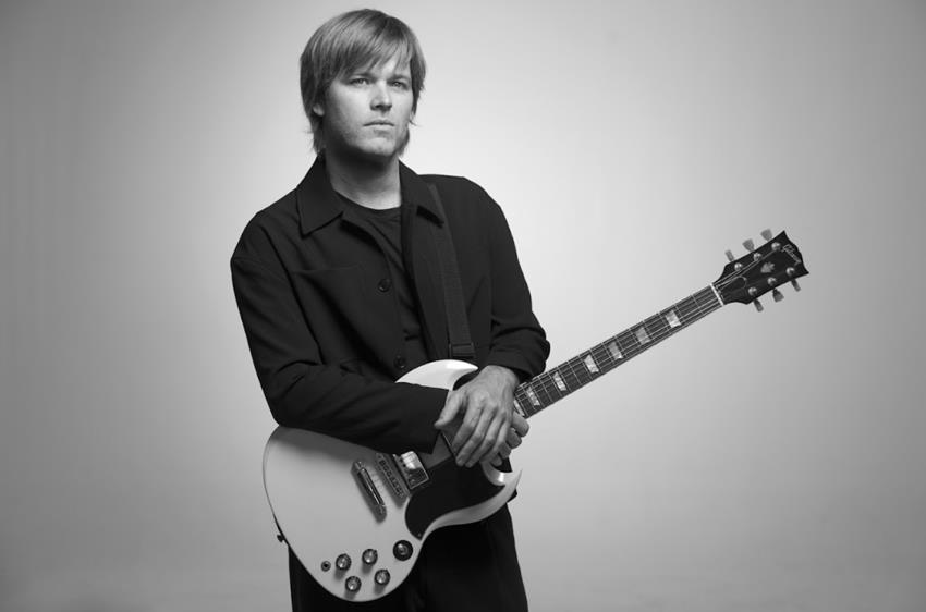 BENJAMíN AMADEO PRESENTA SU NUEVA CANCIÓN «MIL DISPAROS»