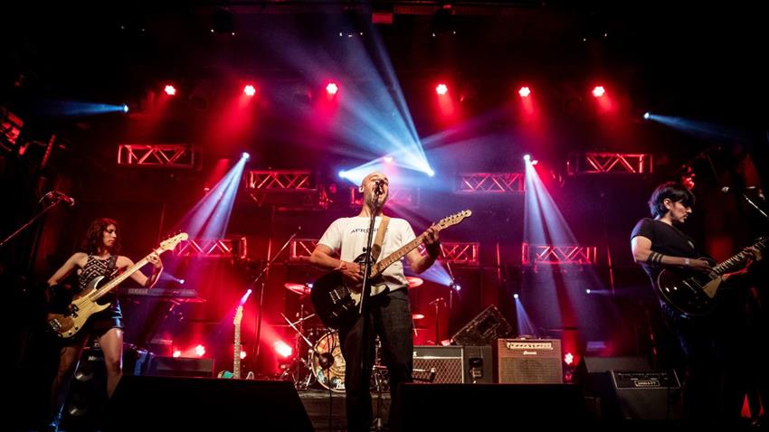 «APOLOGÍA DEL SALTO EN VIVO» DE LAS COSAS INVISIBLES