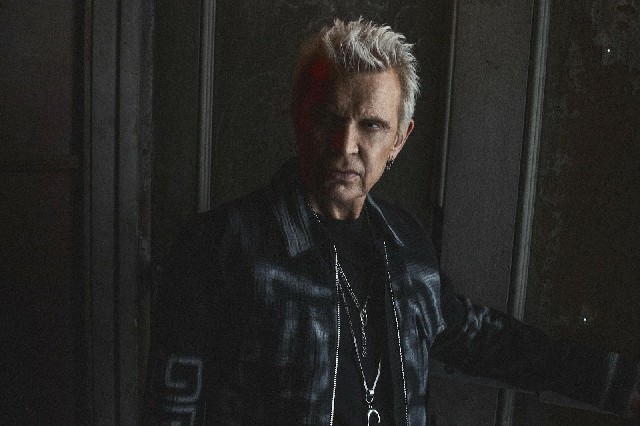 BILLY IDOL ESTRENÓ ´´THE CAGE´´  junto a un nuevo videoclip ´´Running From The Ghost´´