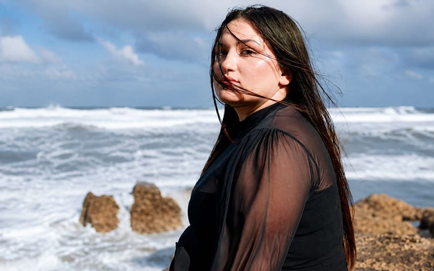 CATA GÓMEZ PRESENTA «VERANO EN TU MIRAR» UNA CANCIÓN CON MAR DEL PLATA COMO ESCENARIO