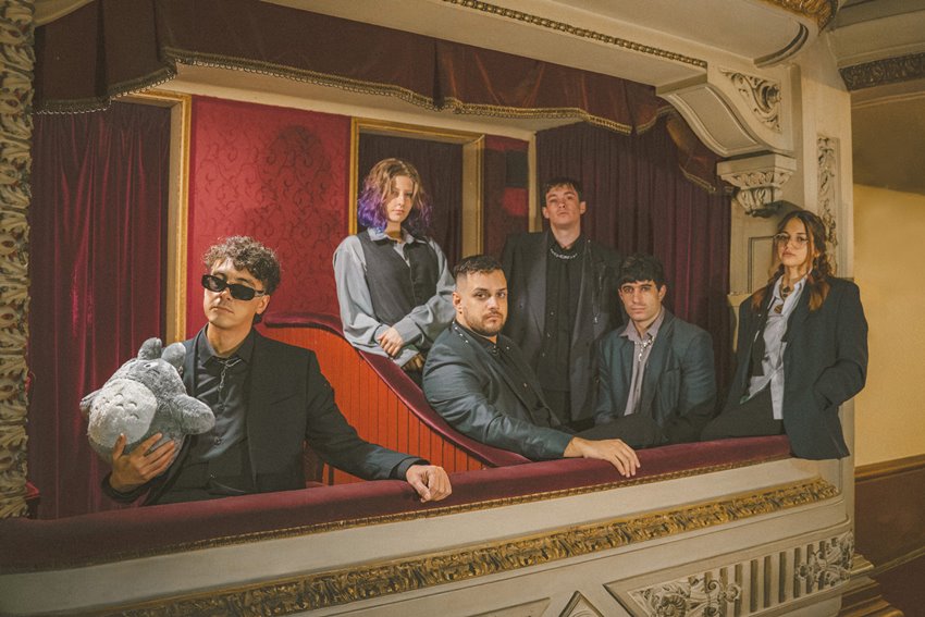Leia MUÑECAS PRESENTA SU NUEVO ÁLBUM «MELANCOLÍA Y OTROS VICIOS MODERNOS»