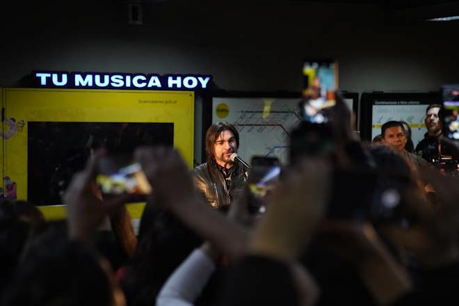 JUANES EMOCIONA EN EL SUBTE PORTEÑO CON UNA SORPRESIVA  APARICIÓN