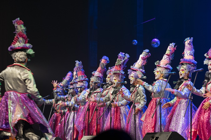 Confusa Algarabía festeja carnaval con su espectáculo 