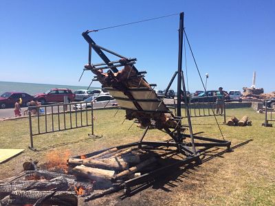 Mar del Plata festeja su cumpleaños asando dos vaquillonas con cuero frente al mar