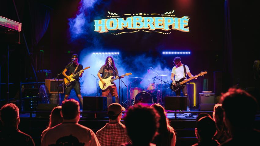 HOMBREPIÉ PRESENTA EN VIVO SU PRIMER ÁLBUM DE ESTUDIO «LO QUE PASABA MIENTRAS DORMÍAS»