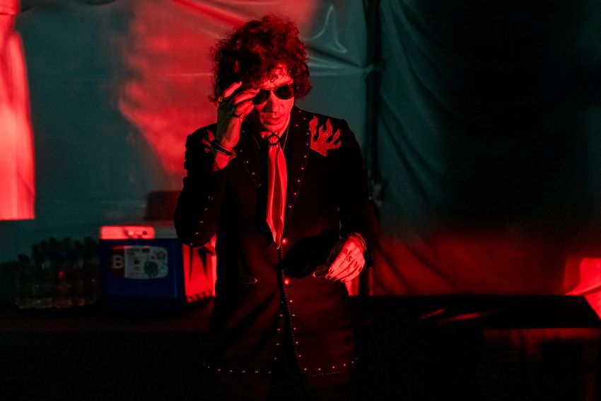 ENRIQUE BUNBURY  ESTRENO UNA EMOTIVA VERSION DE «ZAMBA PARA OLVIDAR»