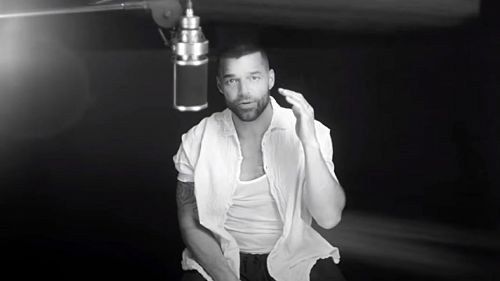 RICKY MARTIN presenta el video RECUERDO junto a CARLA MORRISON