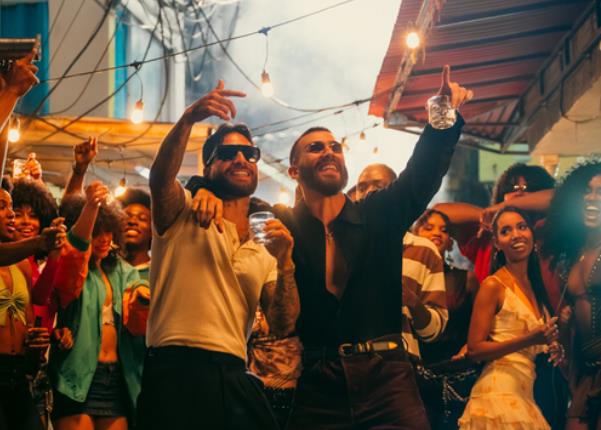 MANUEL TURIZO Y MALUMA PRESENTAN «APAMBICHAO»