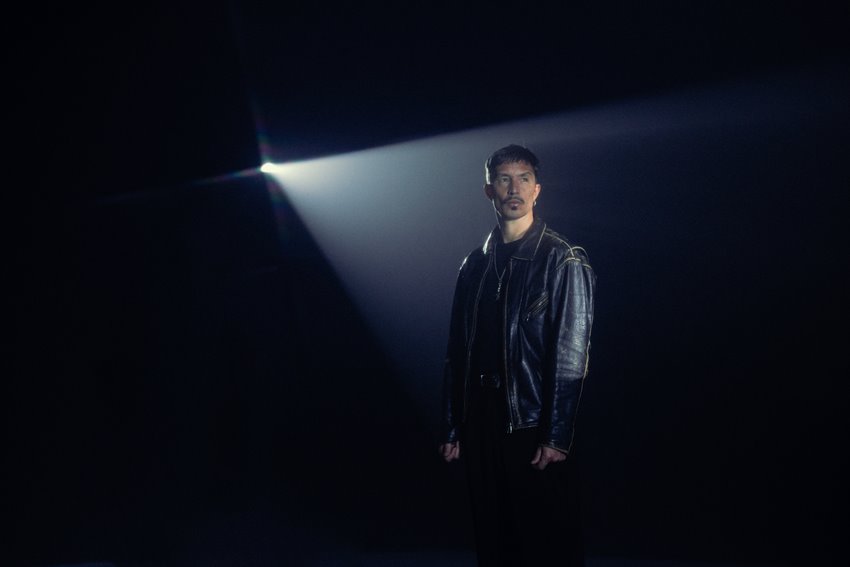 EMMANUEL HORVILLEUR PRESENTA «ELÁSTICO» SU NUEVO SINGLE