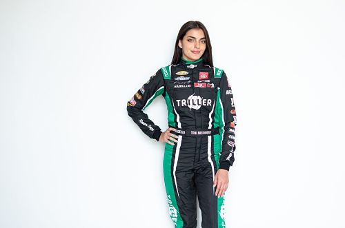 La primera mujer árabe-estadounidense en NASCAR se suma a TRILLER para interactuar con sus fans