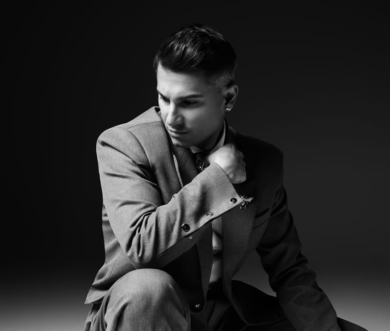 PIPE BUENO PRESENTA  «AQUÍ ESTOY YO»