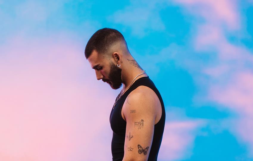 Leia Manuel Turizo presenta «Por un Pendejo No Se Llora (Salud Mi Reina)»