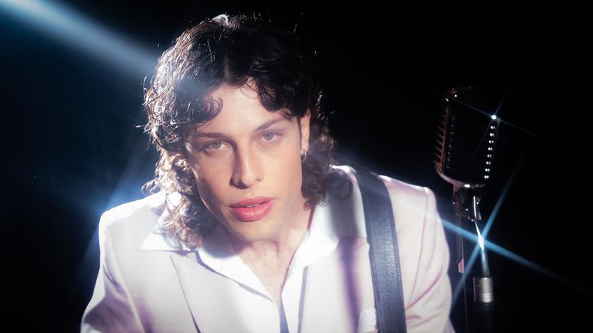 LEO RIZZI CONVIERTE EL AMOR EN REFUGIO EN «CORAZÓN HINCHADO»