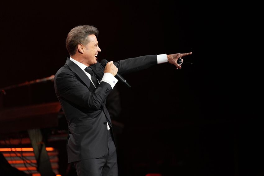 Leia LUIS MIGUEL SORPRENDIÓ A SUS FANS ANUNCIANDO EL CIERRE DE SU TOUR MUNDIAL EN BUENOS AIRES.