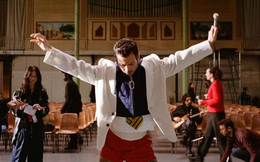 HARRY STYLES ESTRENA EL VIDEOCLIP DE «DANCE NO MORE» 